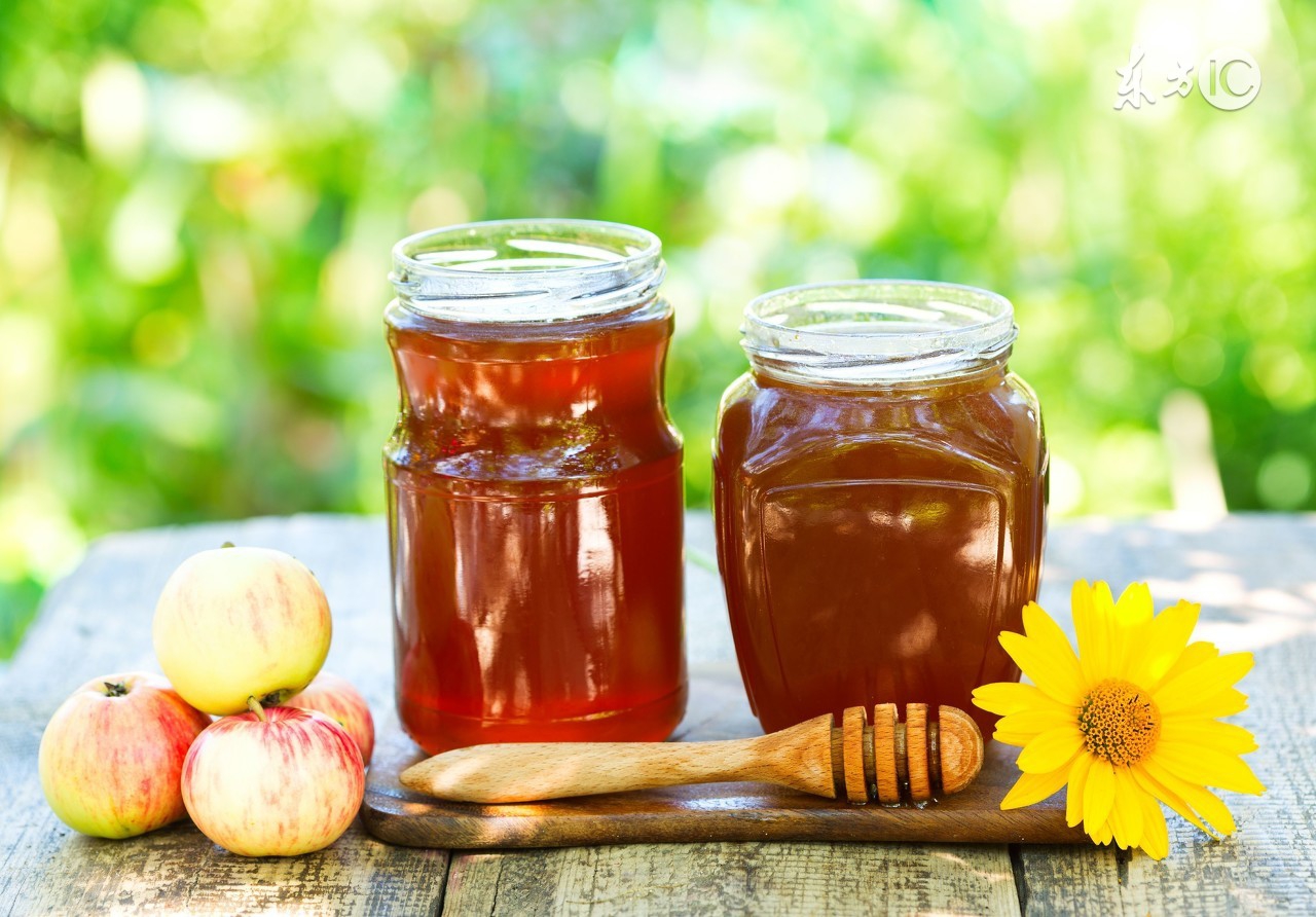 真蜂蜜和假蜂蜜放冰箱里对比,蜂蜜加白酒能判定真假蜂蜜