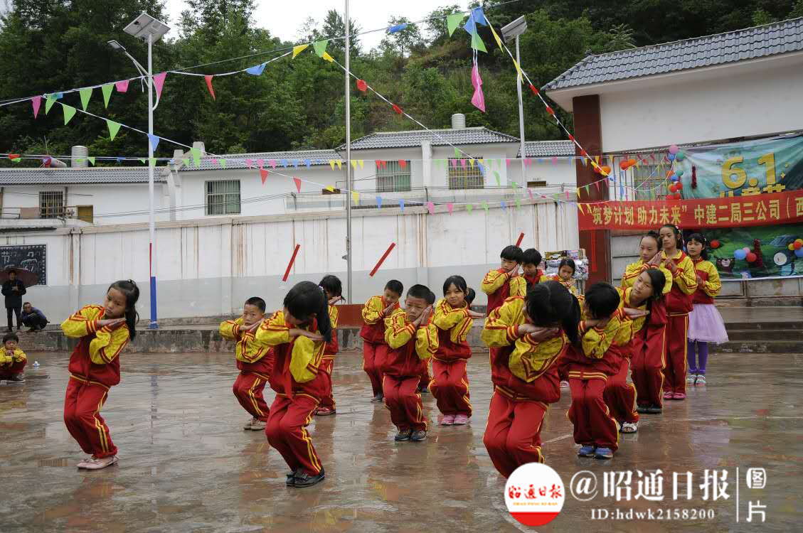 不远千里来昭通山区,中建二局三公司职工为的是和孩子过一个节日