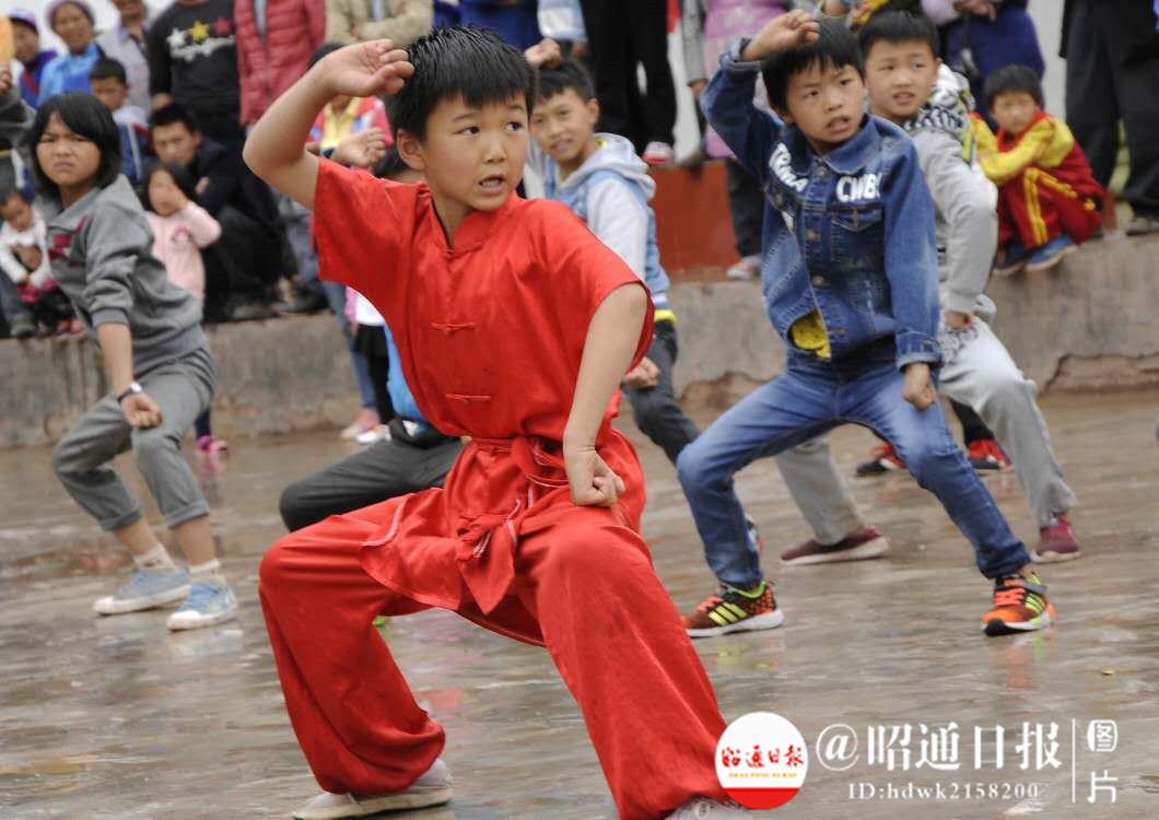 不远千里来昭通山区,中建二局三公司职工为的是和孩子过一个节日