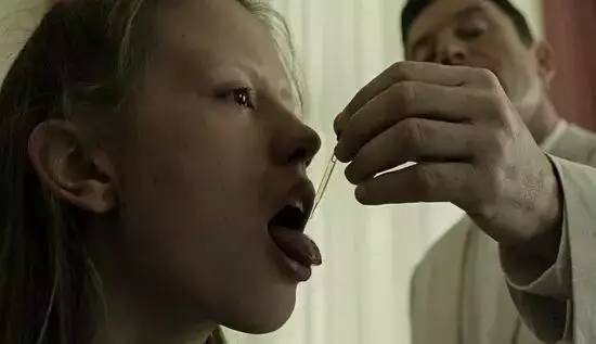 恐惧噬骨！榨干人油当解药，只为延长寿命等女儿长大后*亲近**繁殖