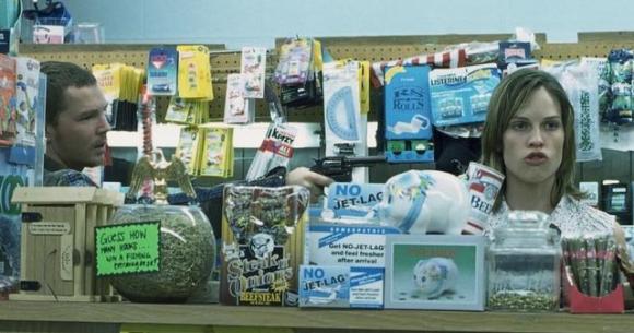 万恶之源绝不是脚踏三条船的大波妹，该是圣母内脑袋