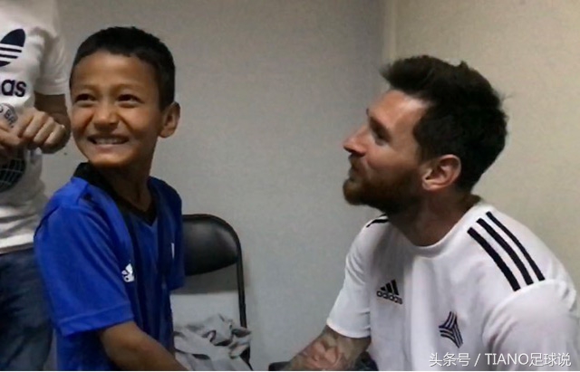 半月前托老师买足球的*疆新**少年如愿见到梅西