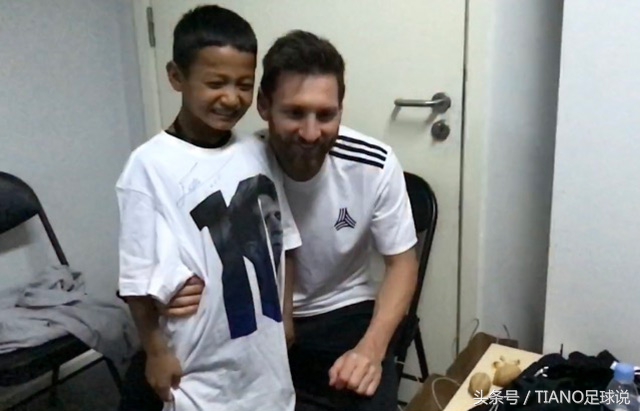 半月前托老师买足球的*疆新**少年如愿见到梅西