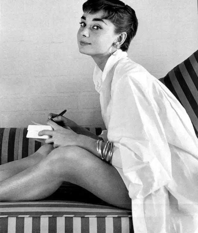 白衣服怎么洗才能变白不用工具,白色衣服发黄怎么洗白简单小妙招