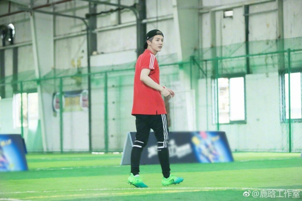 鹿晗六一,鹿晗关晓彤微博之夜鹿晗登台视频