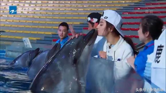 鹿晗给热巴送玫瑰花,鹿晗热巴高甜瞬间