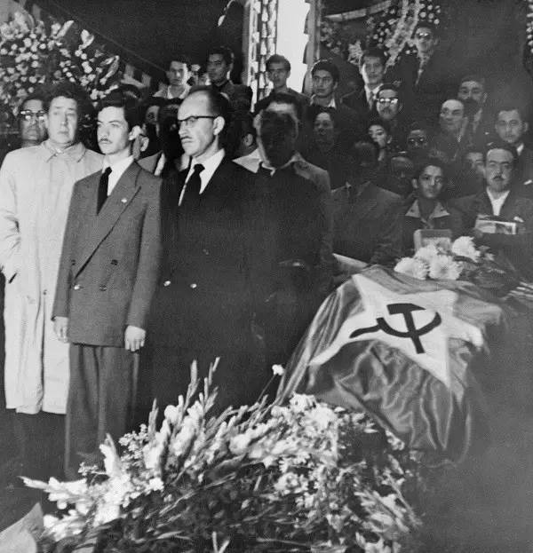 丈夫生性“贪色”,妻子竟不离不弃!艺术家的思维猜不透啊!