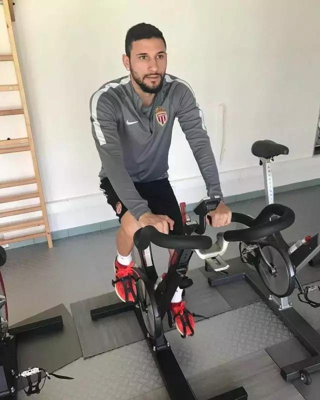 他们都穿什么篮球鞋,他们穿什么衣服翻译