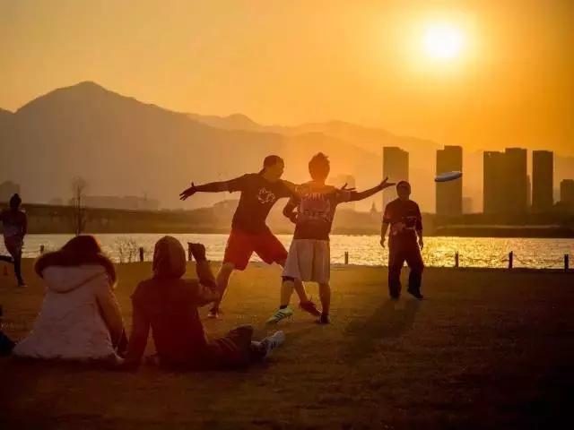 在接触极限飞盘前，很难想象世界上存在不需要裁判的集体竞技运动