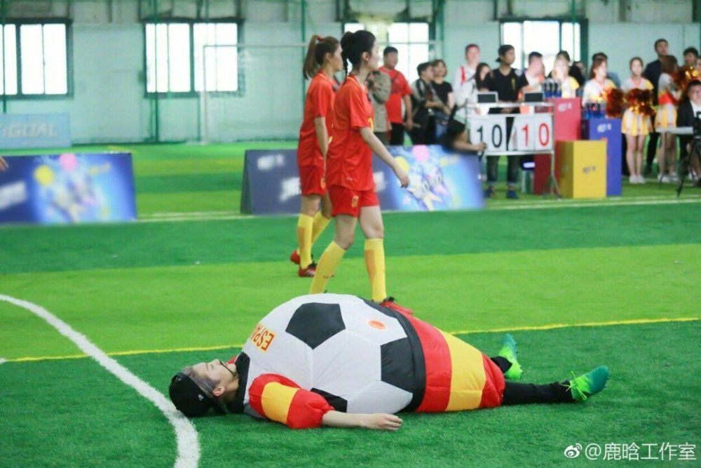 鹿晗六一,鹿晗关晓彤微博之夜鹿晗登台视频