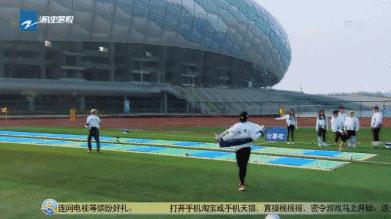 鹿晗热巴对视十指相扣还撩发,那么多路人甲都阻挡不了