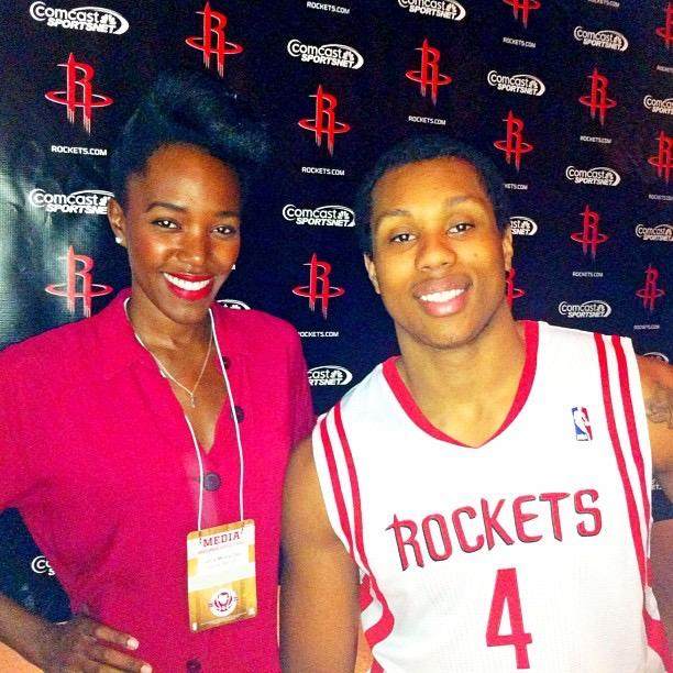 场均22分11.7篮板的稳定输出,场均22分11个篮板5次助攻