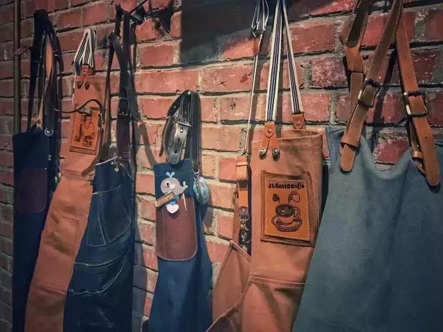 一对夫妻一墙之隔开两家咖啡店,上演的不是相爱相杀,而是了解