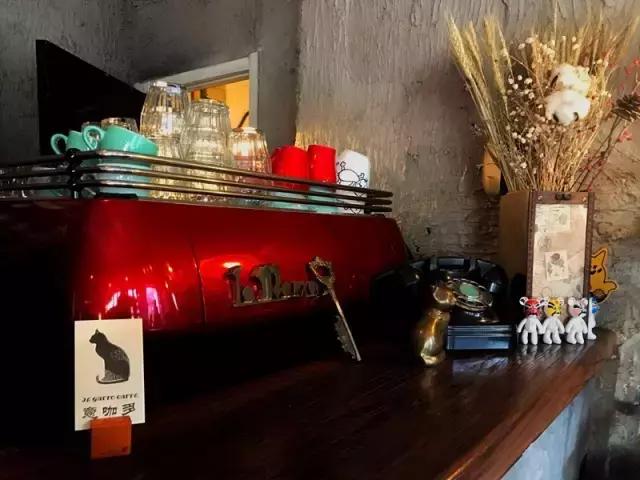 一对夫妻一墙之隔开两家咖啡店,上演的不是相爱相杀,而是了解