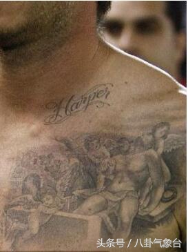 贝克汉姆：比和小七玩亲亲，网友关注点却是他的纹身，满满都是爱