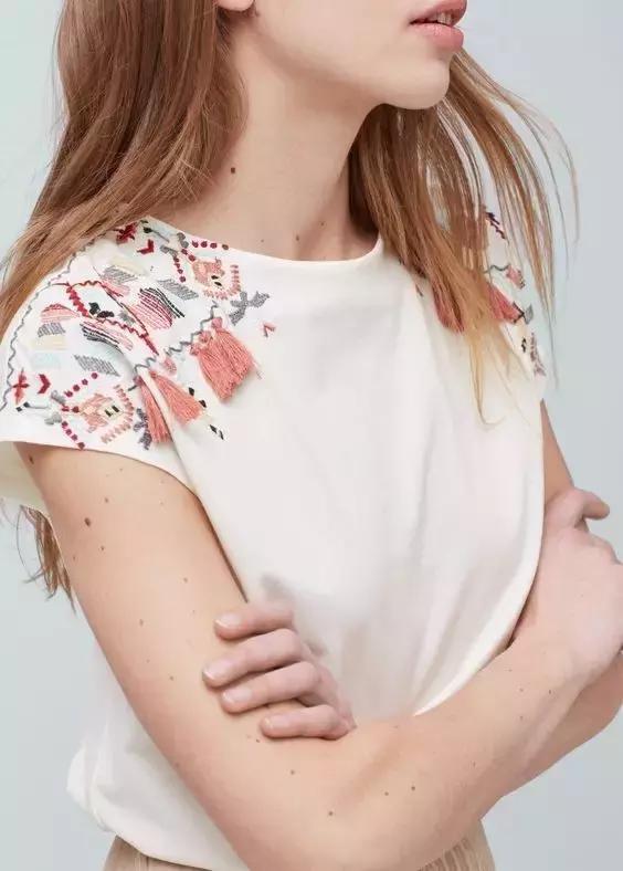 衣服破了个小洞怎么补无痕迹,衣服破了一个特别小的洞