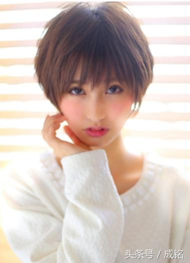 短发碎发发型女2022流行发型减龄,短发碎发发型女2020流行发型干练
