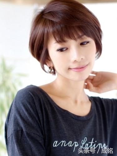 短发碎发发型女2022流行发型减龄,短发碎发发型女2020流行发型干练