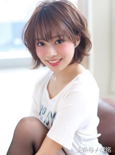 短发碎发发型女2022流行发型减龄,短发碎发发型女2020流行发型干练