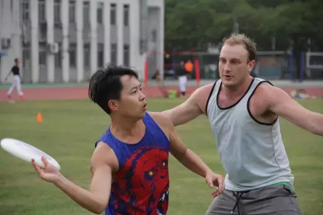 在接触极限飞盘前，很难想象世界上存在不需要裁判的集体竞技运动