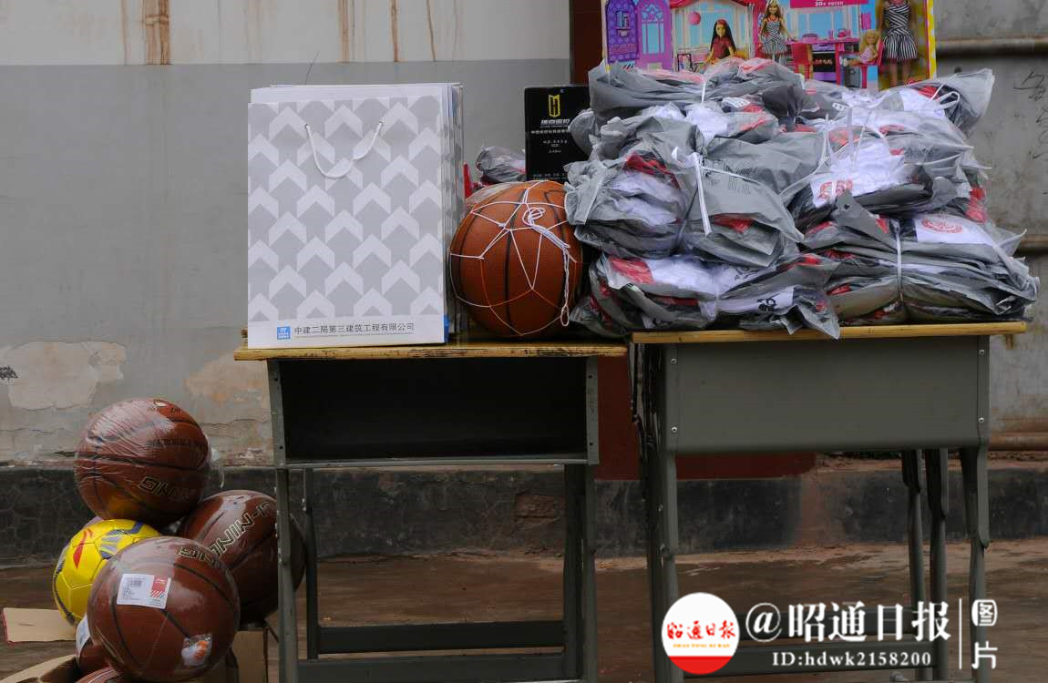 不远千里来昭通山区,中建二局三公司职工为的是和孩子过一个节日