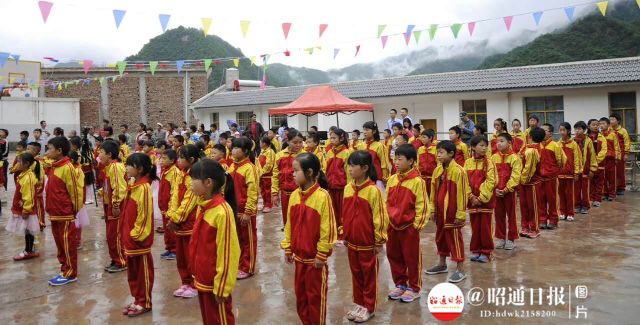 不远千里来昭通山区，中建二局三公司职工为的是和孩子过一个节日