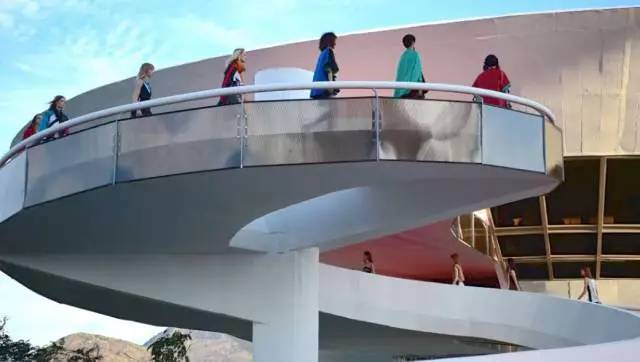 让世界知道你最In！时装精必去高定旅行之地