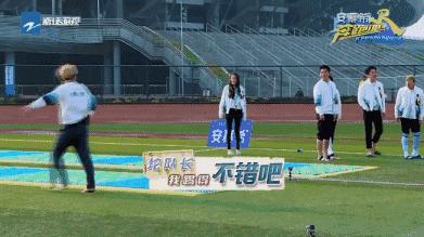 鹿晗热巴对视十指相扣还撩发,那么多路人甲都阻挡不了