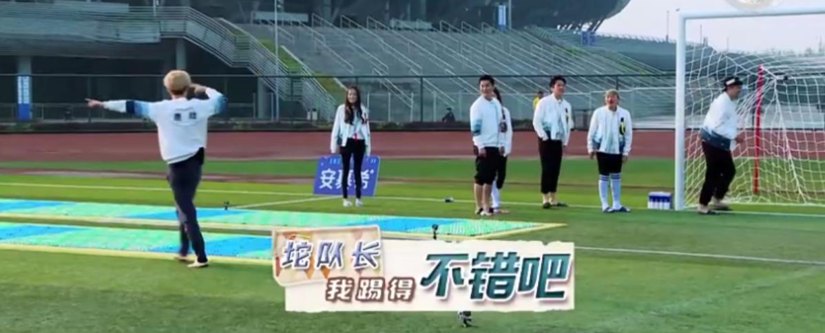 鹿晗热巴对视十指相扣还撩发,那么多路人甲都阻挡不了