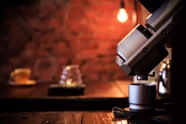 一对夫妻一墙之隔开两家咖啡店,上演的不是相爱相杀,而是了解