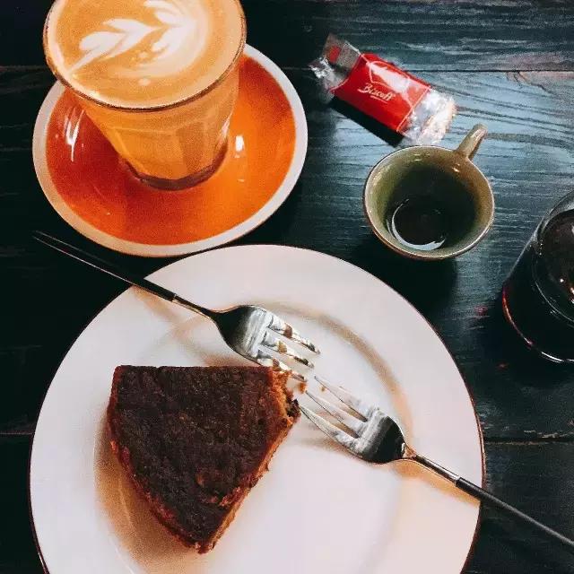 一对夫妻一墙之隔开两家咖啡店,上演的不是相爱相杀,而是了解