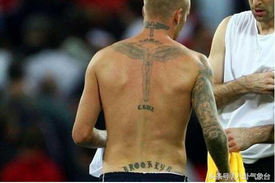 贝克汉姆：比和小七玩亲亲，网友关注点却是他的纹身，满满都是爱