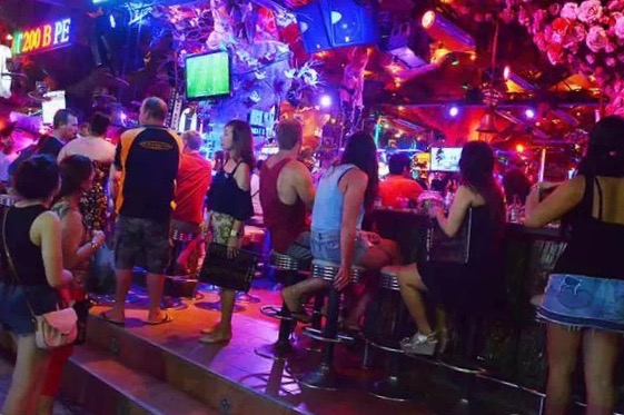 普吉岛芭东酒吧街旅游介绍,普吉岛芭东海滩酒吧街