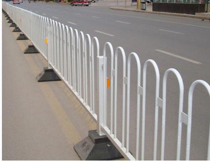 护栏姐,交通隔离栏作用