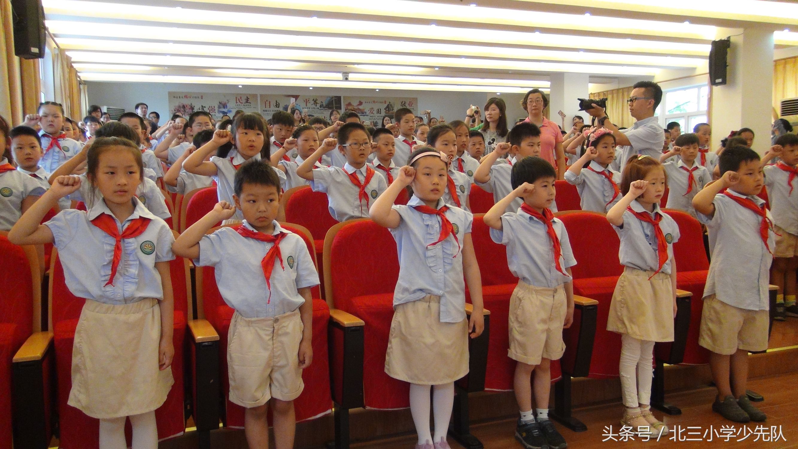 队歌声声心向*党**领巾伴我乐成长