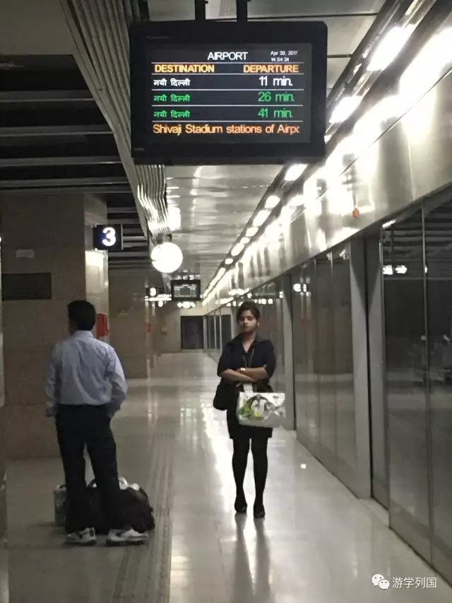 两个小姑娘只身前往印度遇到骗局,两个女孩被人骗到山里