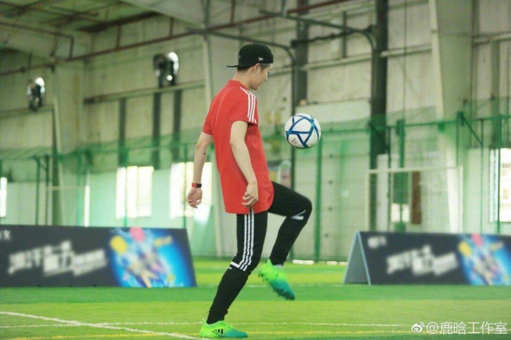 鹿晗六一,鹿晗关晓彤微博之夜鹿晗登台视频