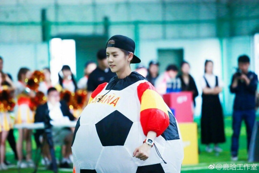 鹿晗六一,鹿晗关晓彤微博之夜鹿晗登台视频