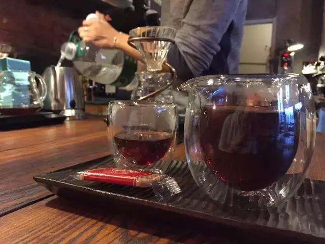 一对夫妻一墙之隔开两家咖啡店,上演的不是相爱相杀,而是了解