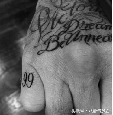 贝克汉姆：比和小七玩亲亲，网友关注点却是他的纹身，满满都是爱