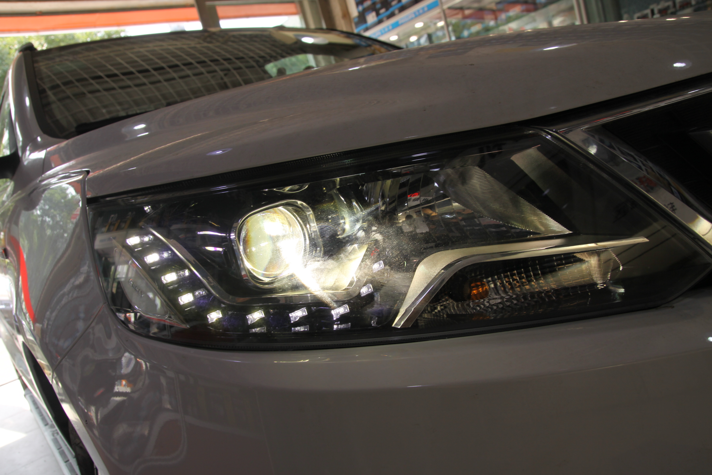 海拉5透镜如何更换氙气灯泡,北京车灯升级案例