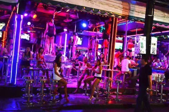 普吉岛芭东酒吧街旅游介绍,普吉岛芭东海滩酒吧街