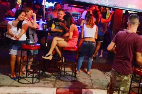 普吉岛芭东酒吧街旅游介绍,普吉岛芭东海滩酒吧街