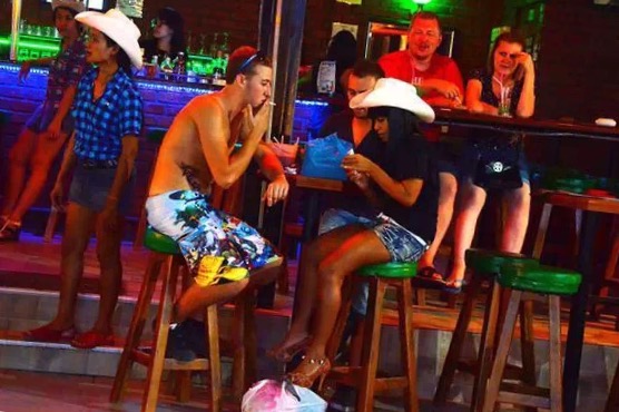 普吉岛芭东酒吧街旅游介绍,普吉岛芭东海滩酒吧街