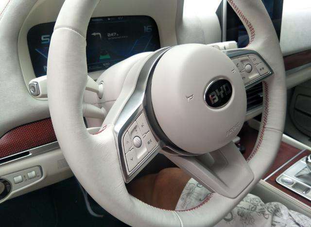 比亚迪车标变化史,比亚迪车内饰一言难尽