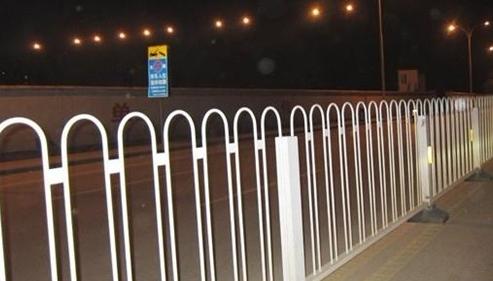 护栏姐,交通隔离栏作用