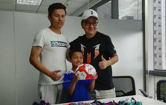 半月前托老师买足球的*疆新**少年如愿见到梅西