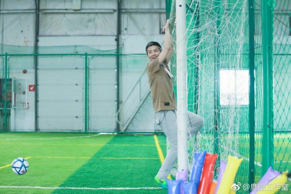 鹿晗六一,鹿晗关晓彤微博之夜鹿晗登台视频