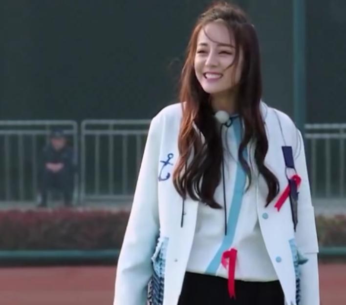 鹿晗热巴对视十指相扣还撩发,那么多路人甲都阻挡不了