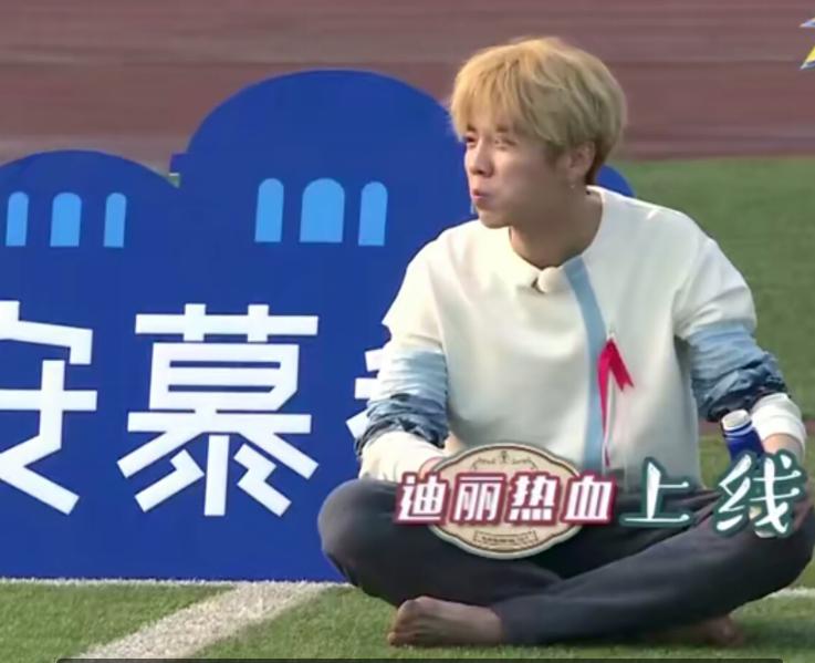 鹿晗热巴对视十指相扣还撩发,那么多路人甲都阻挡不了